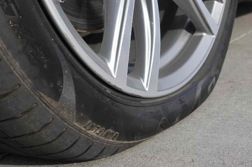 Car tire burst 1024x679 - هنگام ترکیدن لاستیک خودرو چه باید کرد؟