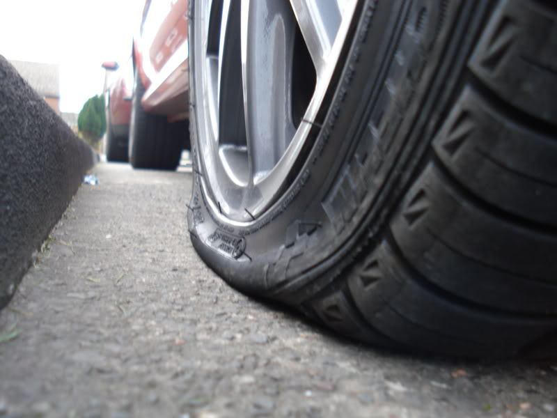 Car tire burst rentauto - زمان ترکیدن لاستیک ماشین