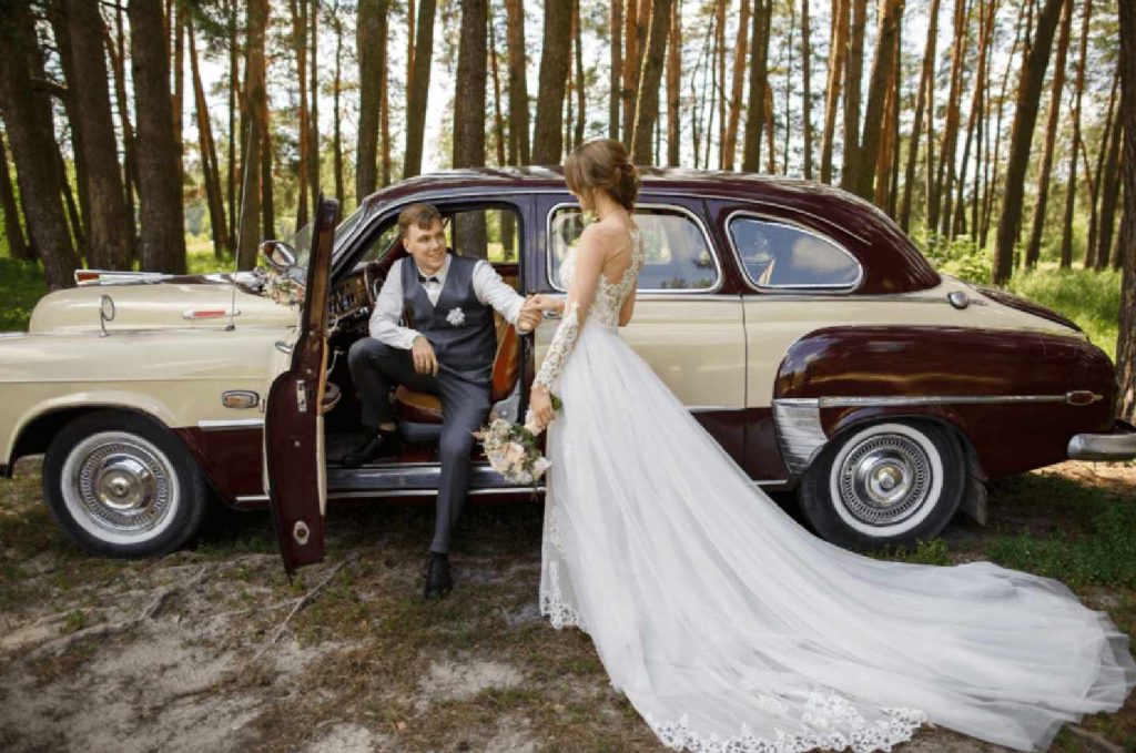Bride car rental 1024x679 - پیشنهادی خاص برای انتخاب باغ تالار عروسی
