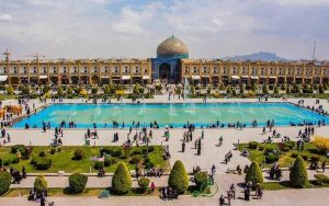 میدان نقش جهان رنت اتو 300x188 - مناطق گردشگری اصفهان به همراه اجاره خودرو