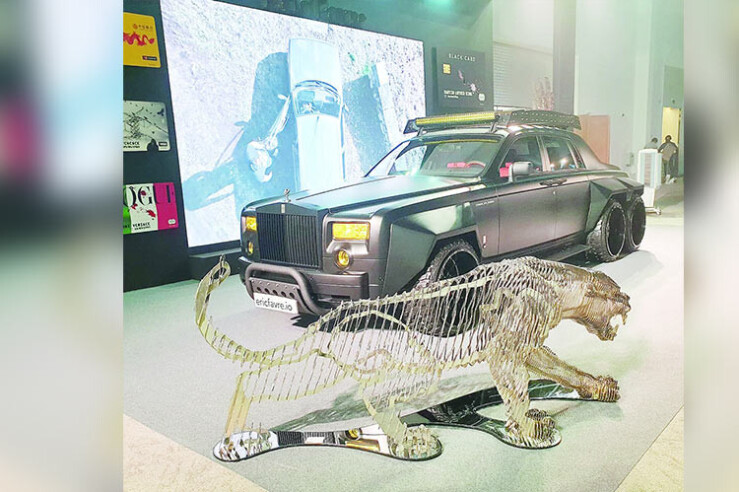 تنها رولز رویس بروز جهان با روکش طلا در دبی به نمایش گذاشته شد